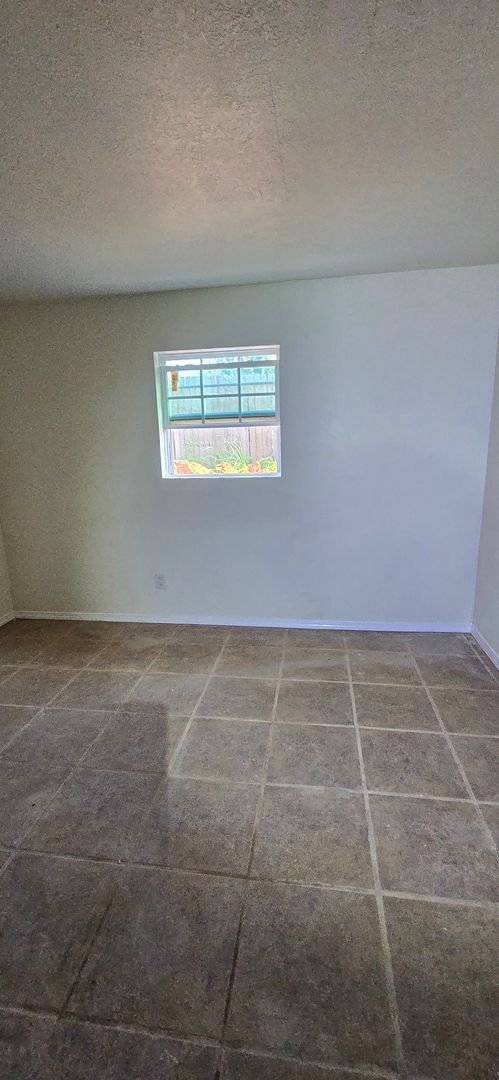 Building Photo - 5 Bedroom Duplex!!