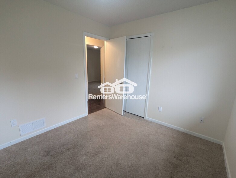 Building Photo - 1120 Westbury Cir