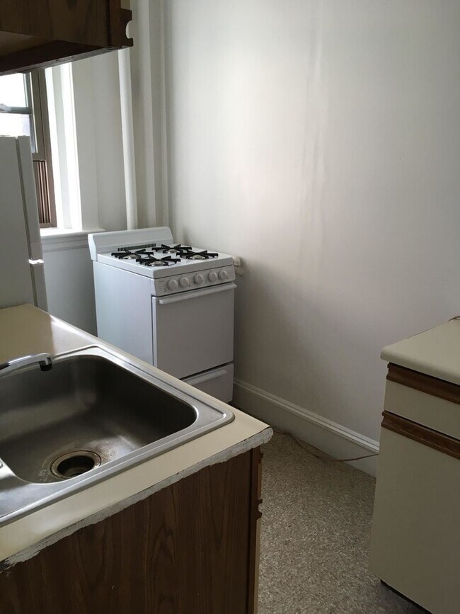 Building Photo - 2BR 1Bth unit. Great location!