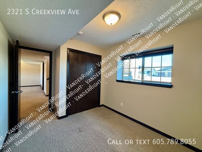 Building Photo - 2321 S CreekView Ave