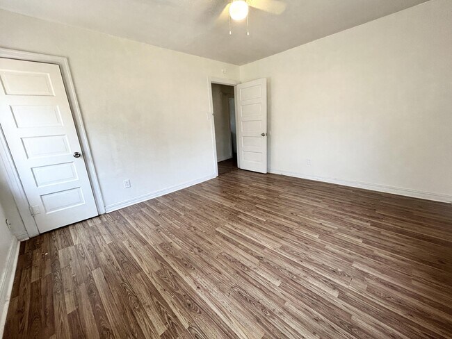 Building Photo - 114 N Avenue V