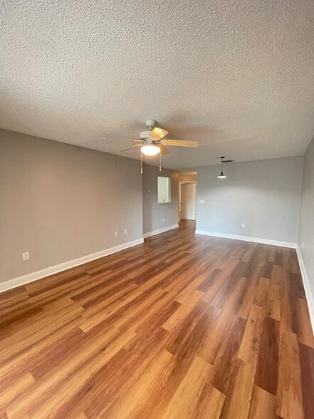 Building Photo - 8832 Coral Palms Ct