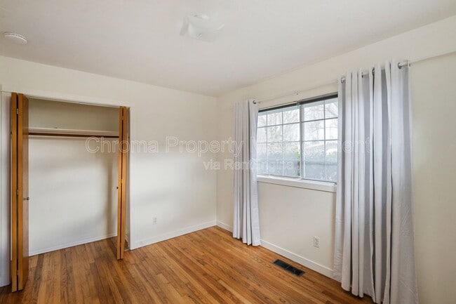 Building Photo - 8715 N Washburne Ave