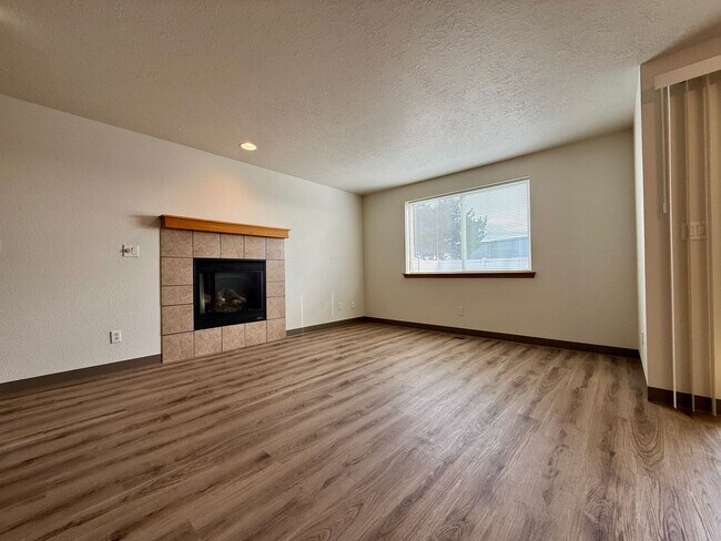 Building Photo - SPACIOUS NEWLY UPDATED TOWNHOME IN REDMOND!!