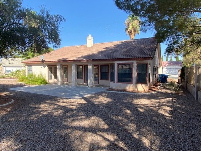 Building Photo - 3 Bedroom 2 Bathroom Home!
