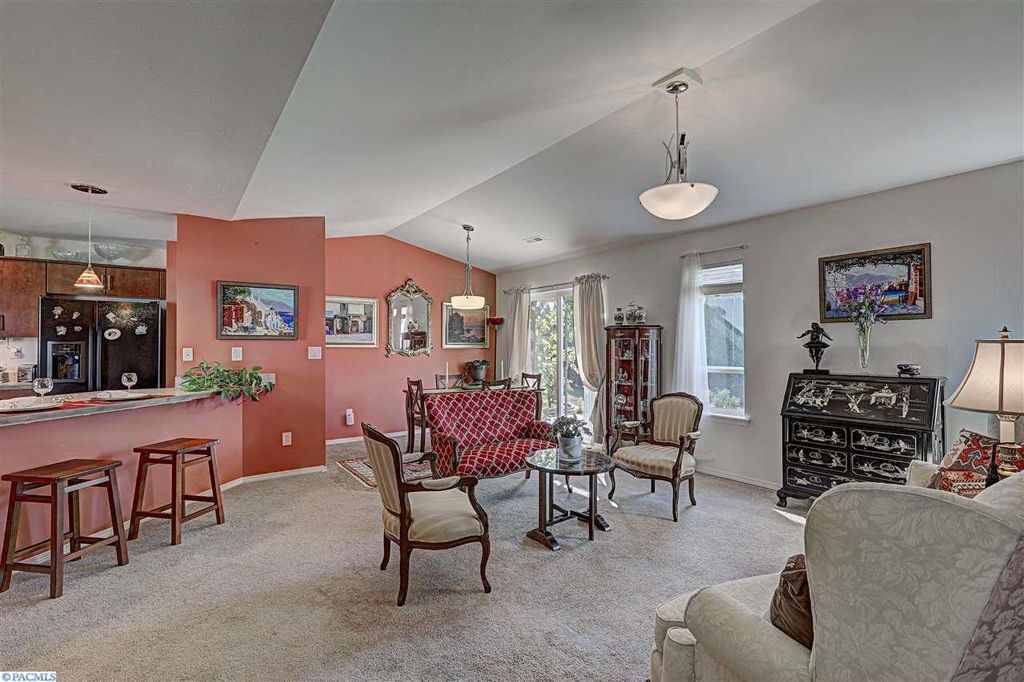 Living space - 531 Smoketree pl