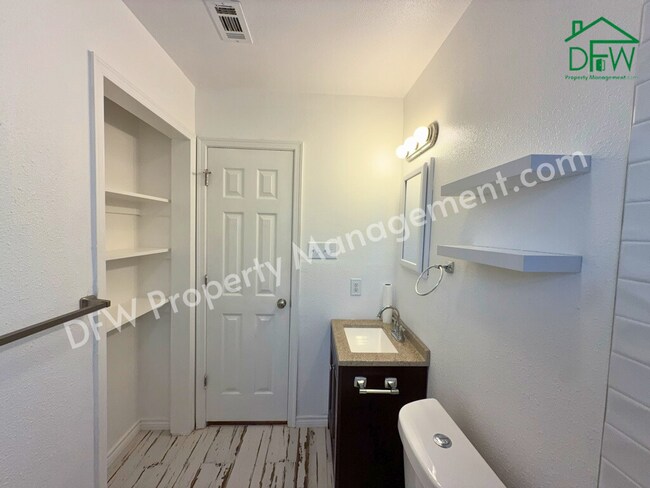 Building Photo - Fully Renovated 2-Bedroom Home Near UTA & AT&T Stadium – Modern Upgrades + Spacious Yard!