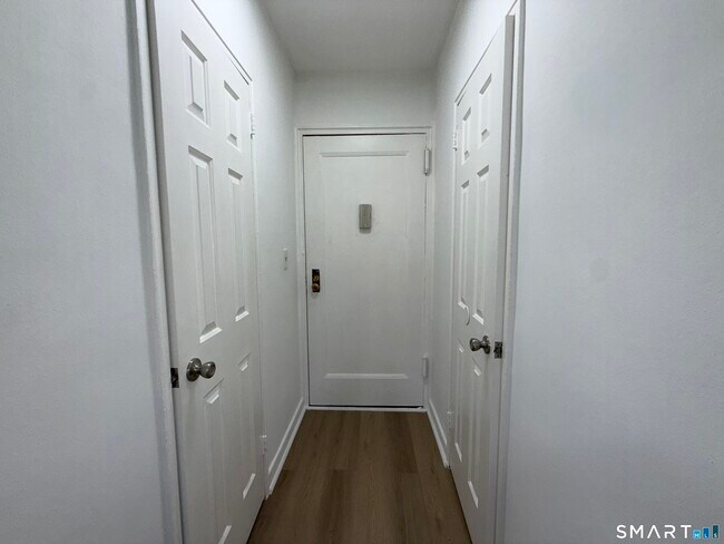 Building Photo - 28 Strawberry Hill Ave