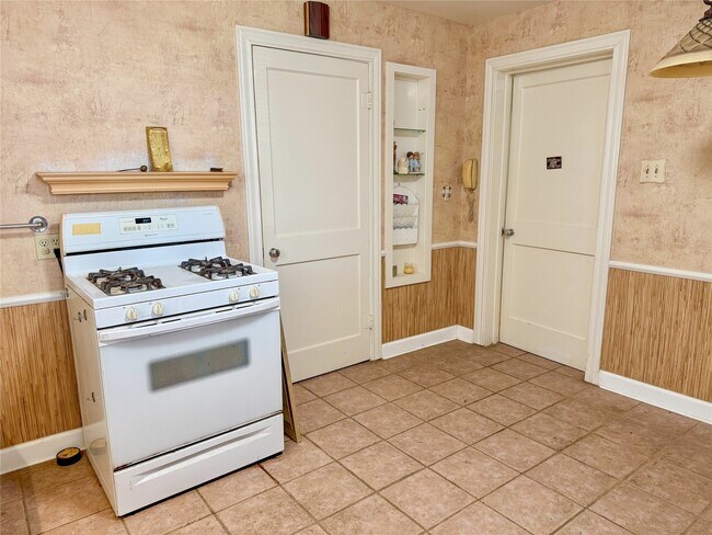 Building Photo - 2218 Chapman St