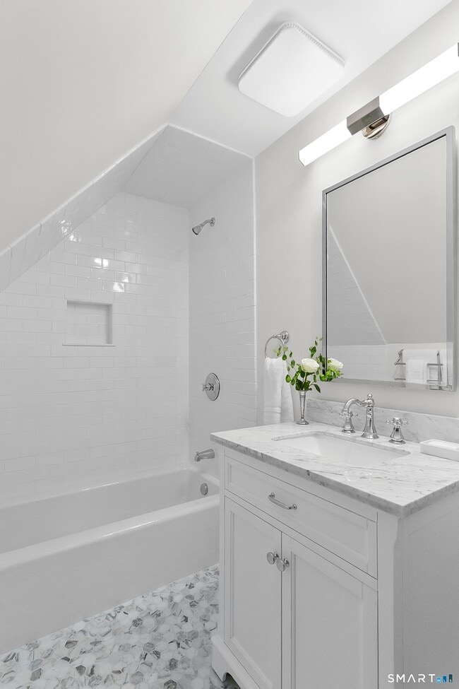 Building Photo - 249 Main St