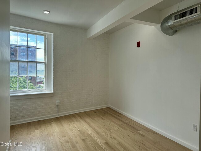 Building Photo - 155 River St