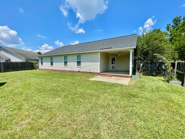 Building Photo - Charming 3-Bedroom Haven With 2 Full Baths...