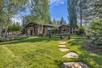 Building Photo - Holiday Ranchettes in Park Meadows