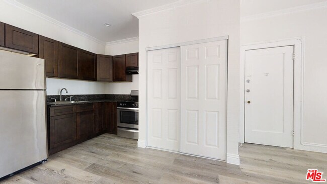 Building Photo - 5522 Sierra Vista Ave