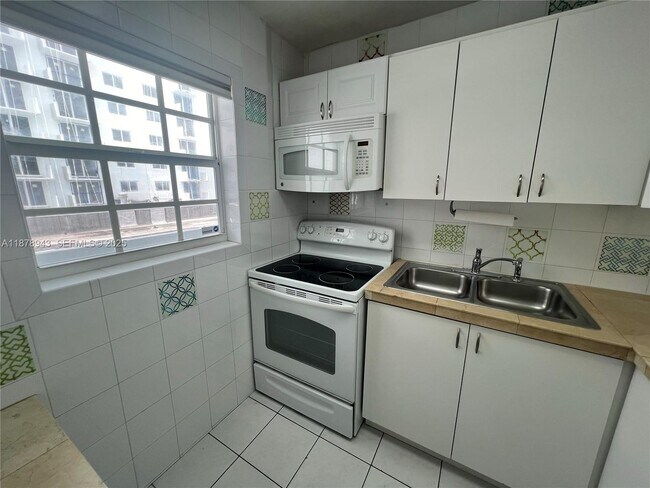 Building Photo - 325 Ocean Dr