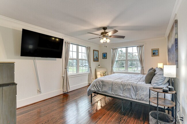 Building Photo - 5313 Palm Dr