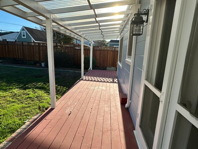 Building Photo - Epic REA - Great Home w/2 BR/1 BA Plus Bonus Loft in Mills Park Neighborhood