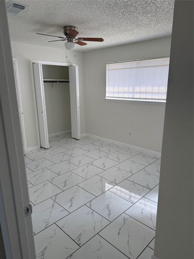 Building Photo - 6103 Linnhaven Dr