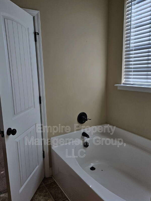 Building Photo - 13 Trillium Ct