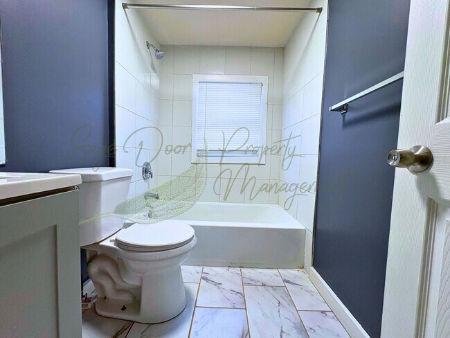 Building Photo - HUGE MASTER BEDROOM