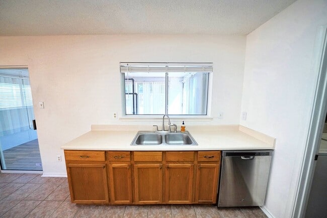 Building Photo - Charming 3-Bedroom Home in Ashley Place - ...