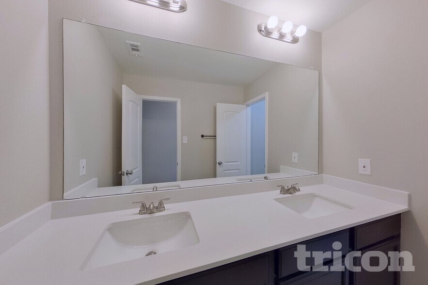 Building Photo - 714 Shady Meadow Ln