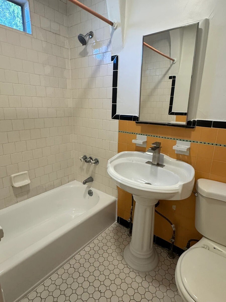 Building Photo - 826 Maltman Ave