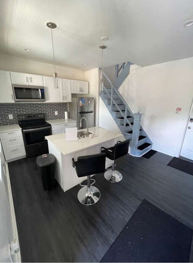 Building Photo - All Utilities INCLUDED - 6 Rooms for Rent - $450/mo -$800/mo