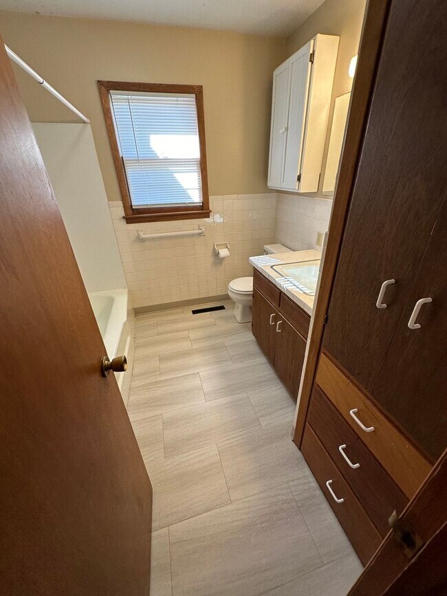 Building Photo - 3 Bedroom, 1.5 Bathroom House