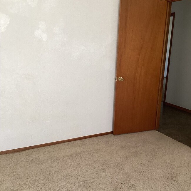 Building Photo - CUTE 4 BEDROOM / 1.5 BATHROOM HOUSE IN LAMAR MO!! WITH CAR GARAGE!