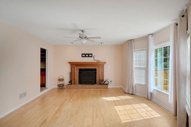 Building Photo - Country-Chic Retreat in Hickory Flat