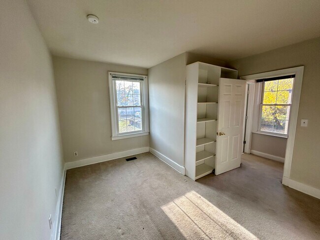 Building Photo - PLEASANT RIDGE - Huge Meticulous 2 bed 2 story home.  Fenced yard.