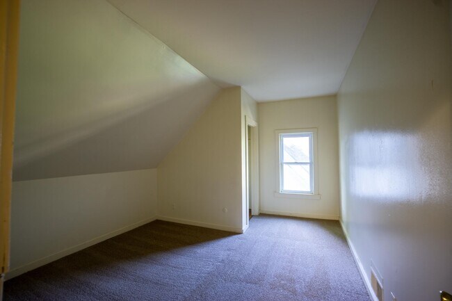 Building Photo - AVAILABLE 8/1/26  3 Story Townhouse On Qui...