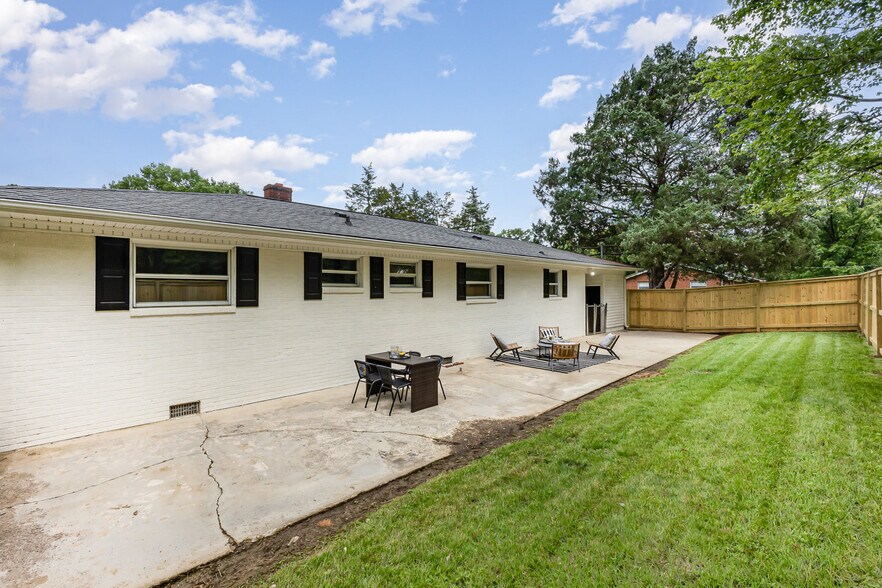 Building Photo - 2205 Carver St
