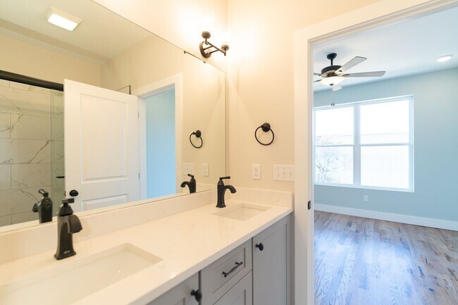 Building Photo - Modern 4 Bedroom Townhome in Southside Chattanooga