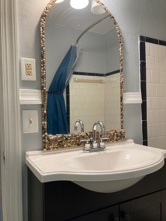 Building Photo - 4 bed 2 bath Minutes from FSU! available August 2026!