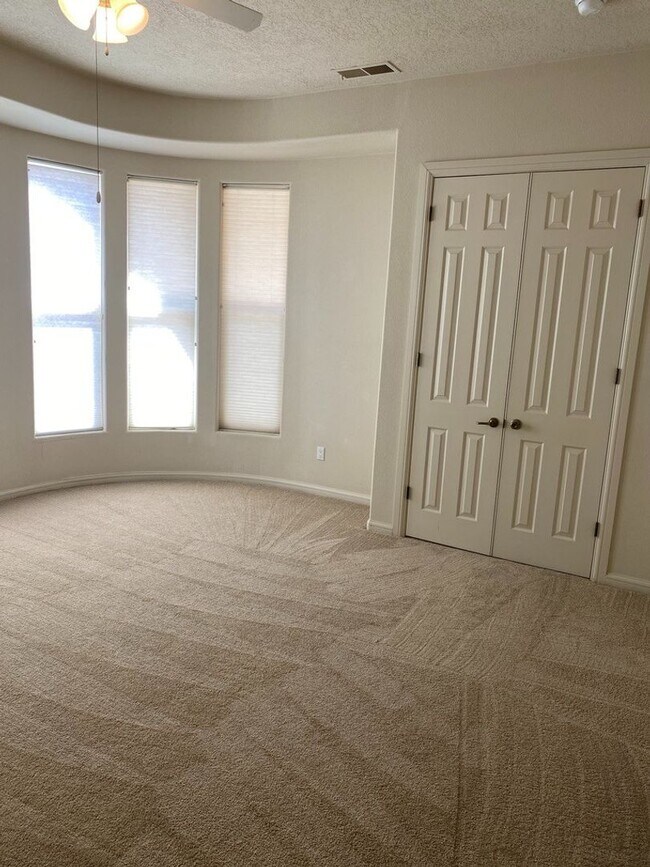 Building Photo - Beautiful 4 bedroom 3.75 bath in gated com...