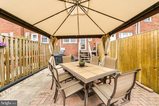 Building Photo - 629 S Henry St