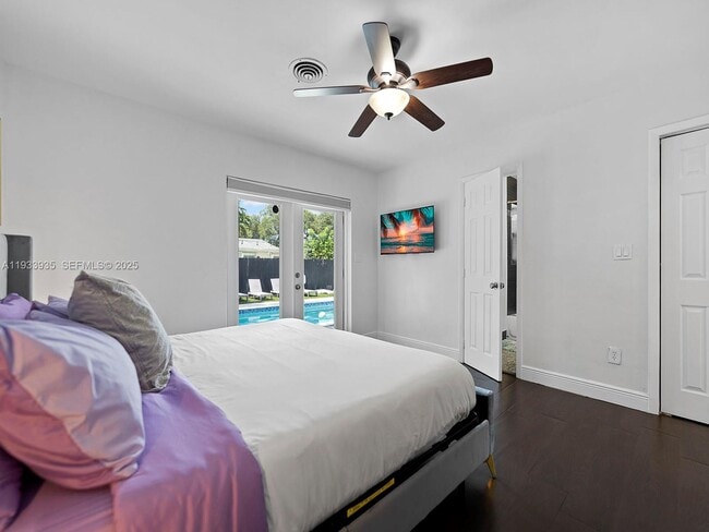 Building Photo - 560 NE 161st St