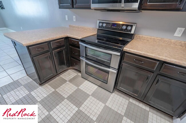 Building Photo - Lovely 2 Bedroom Condo. Pet Friendly!