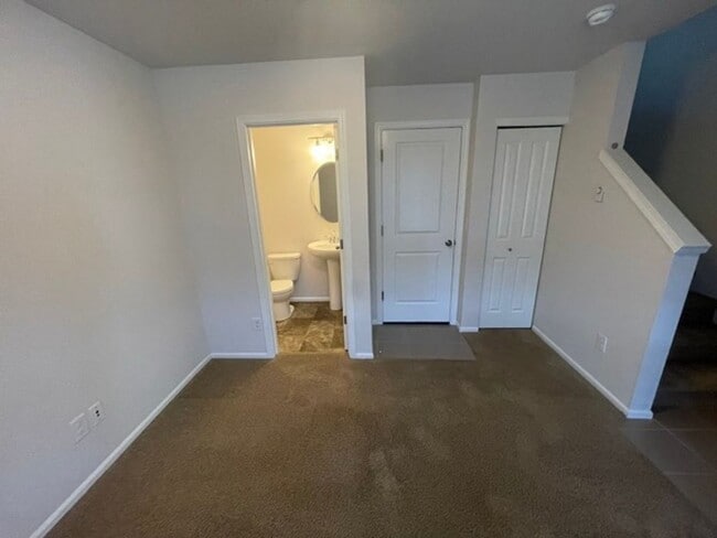 Building Photo - Spaciously Modern Tri Level Townhome for R...