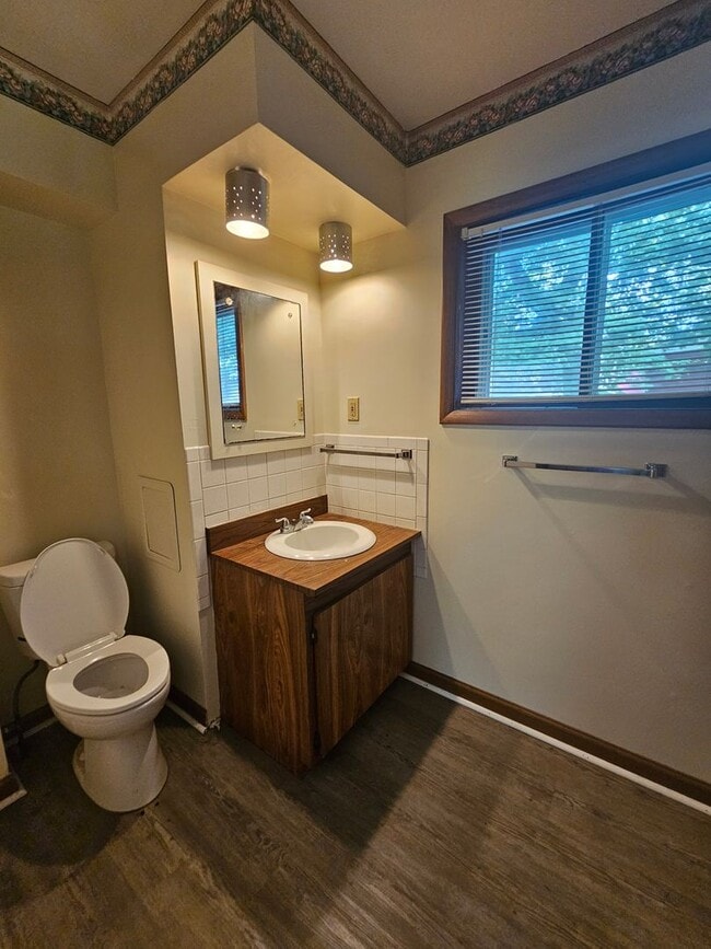 Building Photo - Kent 2 Bedroom 1 Bath Duplex