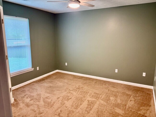 Building Photo - 3 bedroom 2 bath house for rent in Jeffersonville