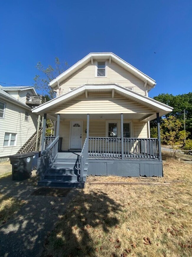 Building Photo - Welcoming 5BR/3BA with Dining Room & Laund...