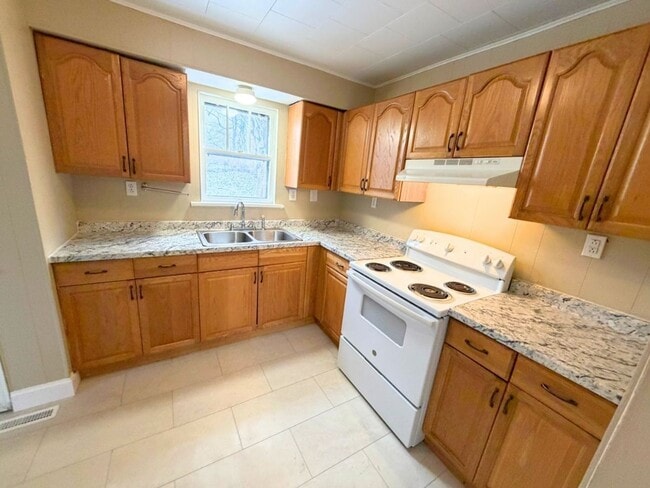 Building Photo - VIDEO WALK THROUGH Two Bedroom Home in an Excellent Neighborhood