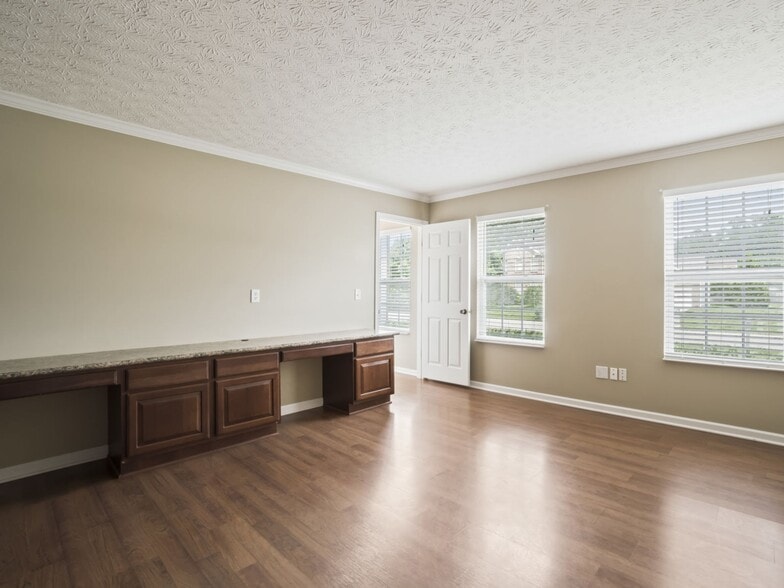Building Photo - 626 Riverby Ln