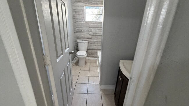 Building Photo - Newly Remodeled 3-Bedroom Home with Open Layout & Fenced Backyard in Dallas