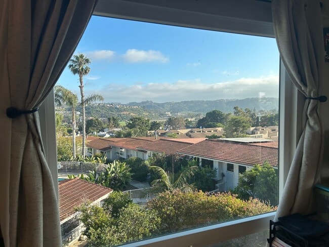 Building Photo - Luxurious Carlsbad Townhome with Ocean Views