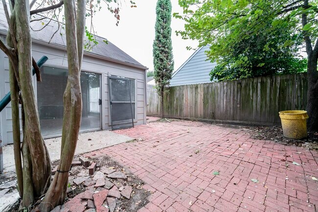 Building Photo - 11611 Glenwolde Dr