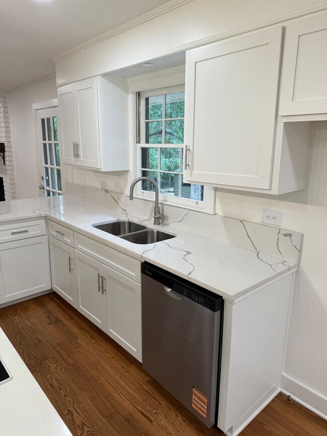 Building Photo - 185 Landor Dr